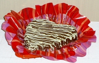 Cesta decorada + coração de chocolate com bolo trufado 50,00 ligue (16) 3021-5809