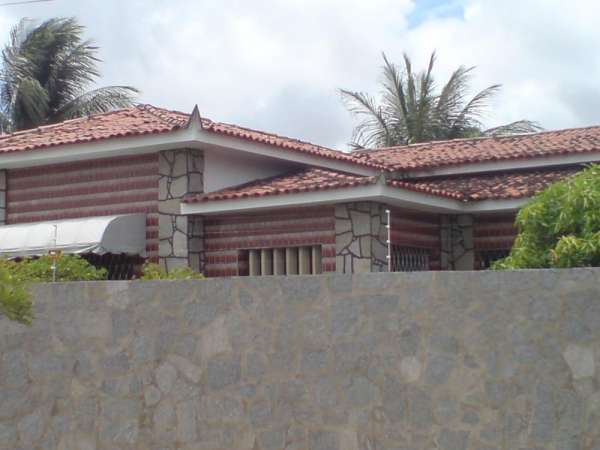Casa em jaguaribe, com ampla área de lazer.