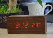 Relógio Despertador de Madeira com Temperatura